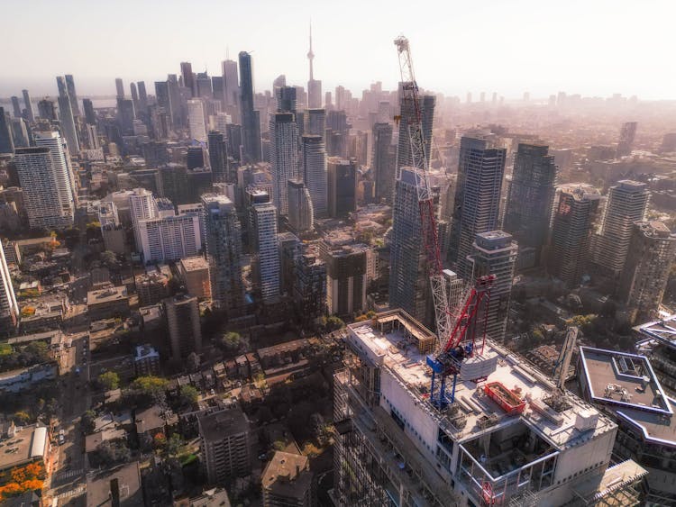 Raimondi Luffing Jib Tower Crane Helps Build Toronto Condos 