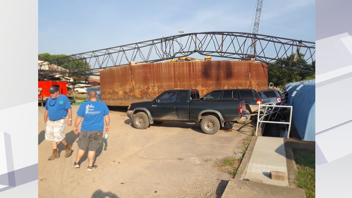 Crane Tips Over Crushing Four Vehicles - Harrodsburg, Ky